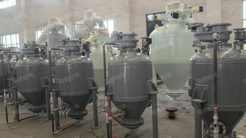 Upward powder conveying pump