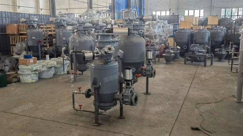Continuous pneumatic conveying bin pump