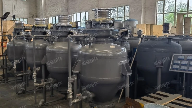 Pressure fed silo pneumatic conveying pump