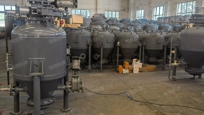 Upward discharge type bin pneumatic conveying pump