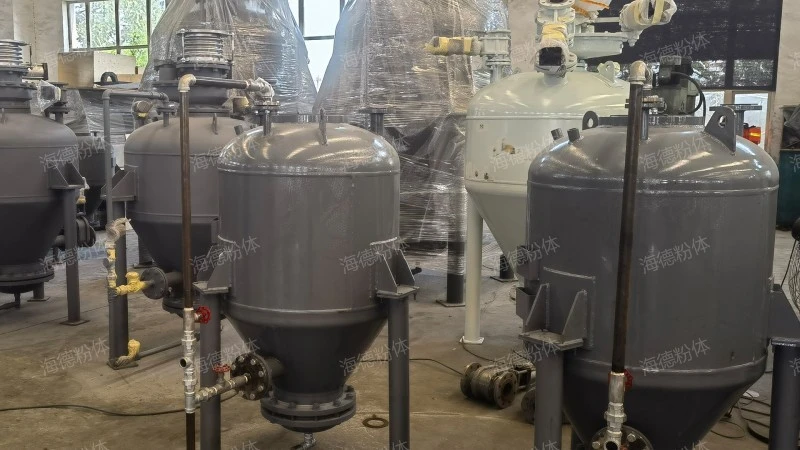 Upward discharge type bin pneumatic conveying pump