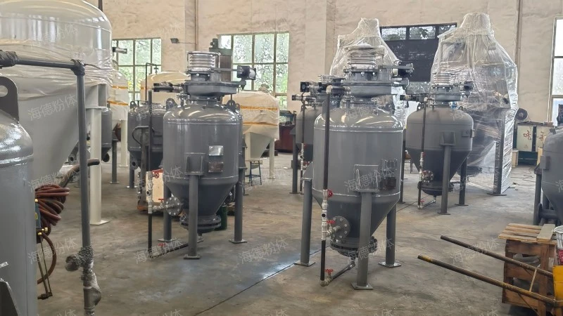 Upward pneumatic conveying bin pump