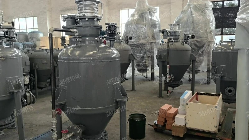Continuous powder conveying pump
