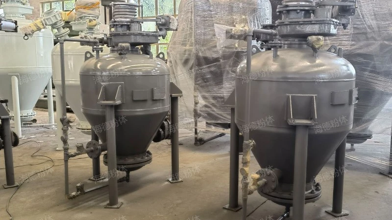 Continuous powder conveying pump