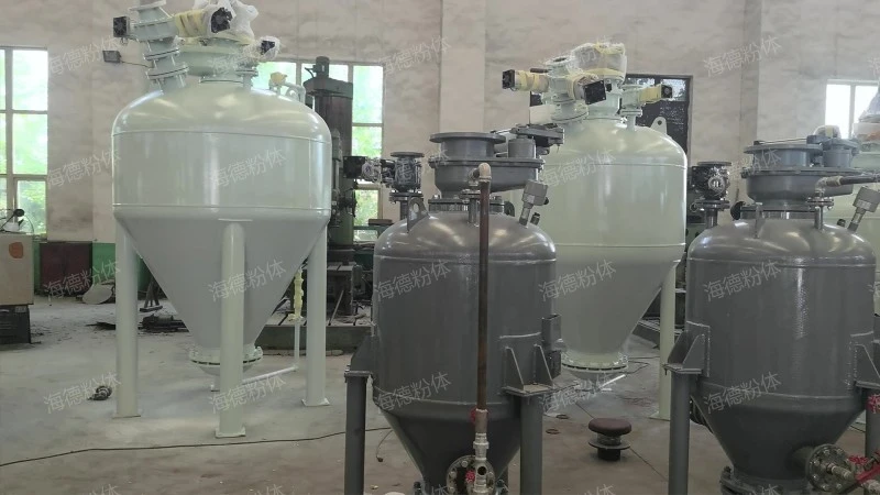 Positive pressure powder conveying pump