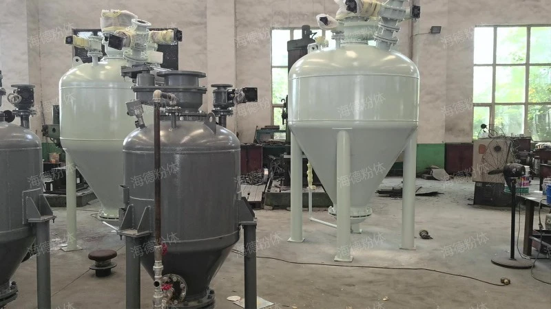 Upward blowing bottom conveying pump