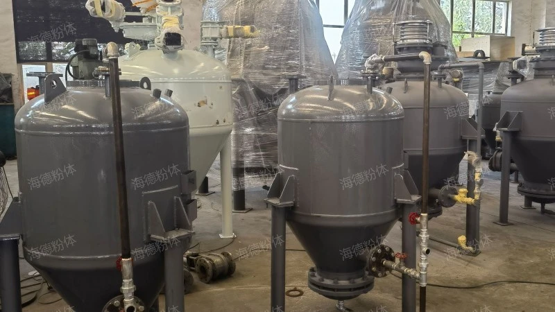 Upward blowing warehouse type conveying pump