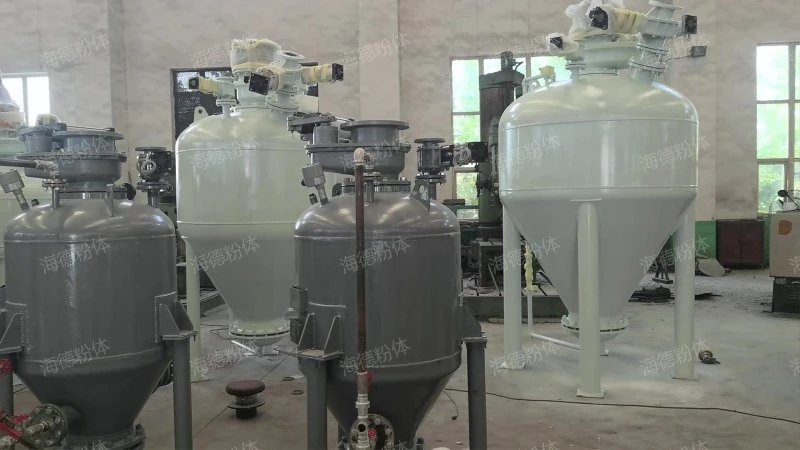 Upward powder conveying pump