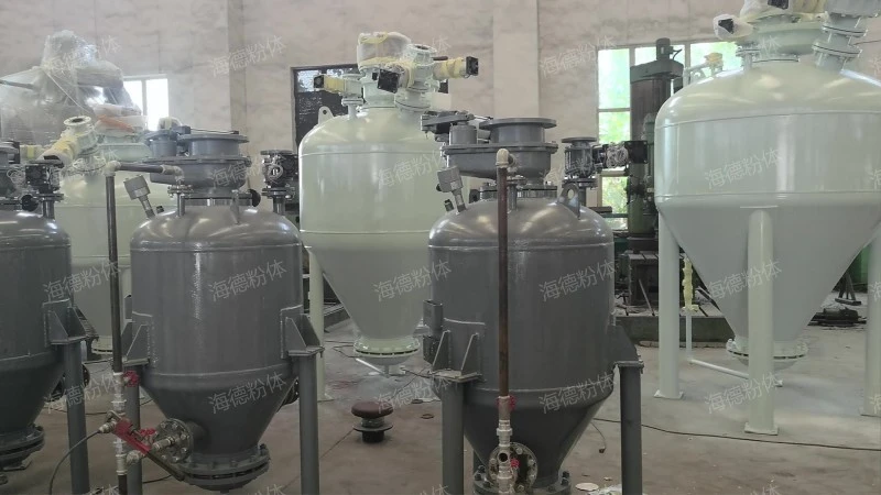 Continuous pneumatic conveying bin pump