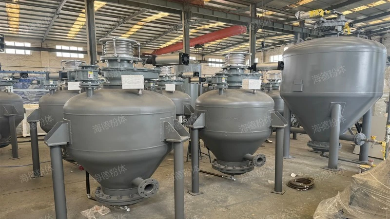 Continuous pneumatic conveying bin pump