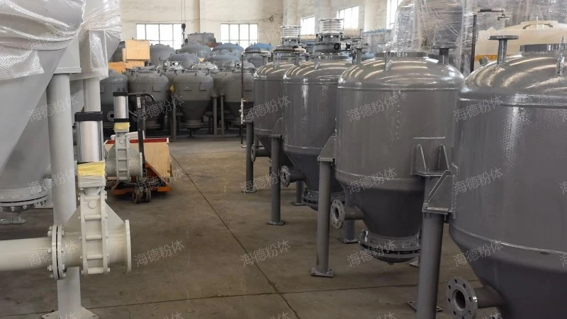 Pressure fed powder conveying pump