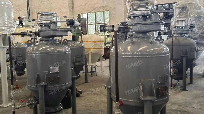 Medium inlet bin type conveying pump