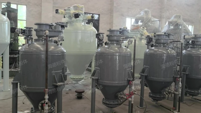 Continuous bin type powder conveying pump