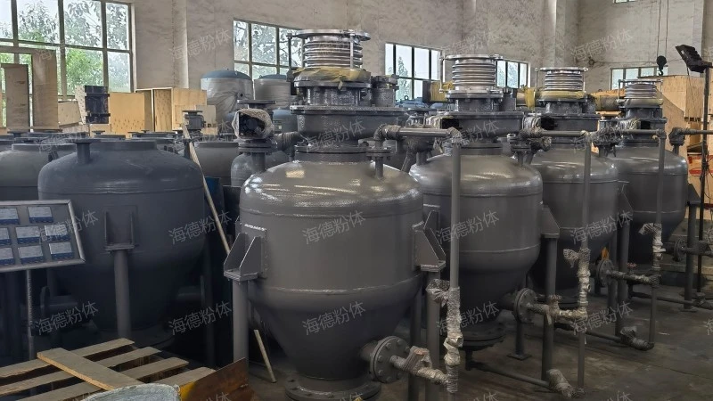 Pressure fed powder conveying pump