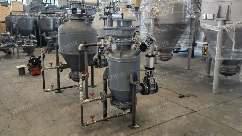 Upward blowing bottom conveying pump
