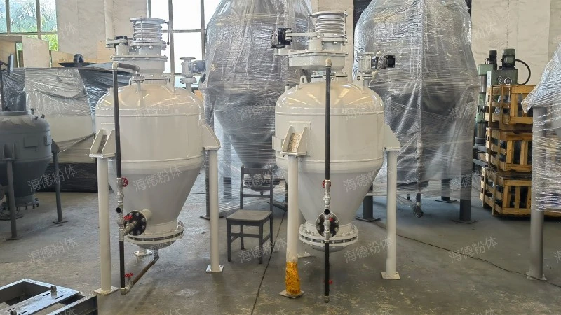 Intermittent pneumatic conveying bin pump