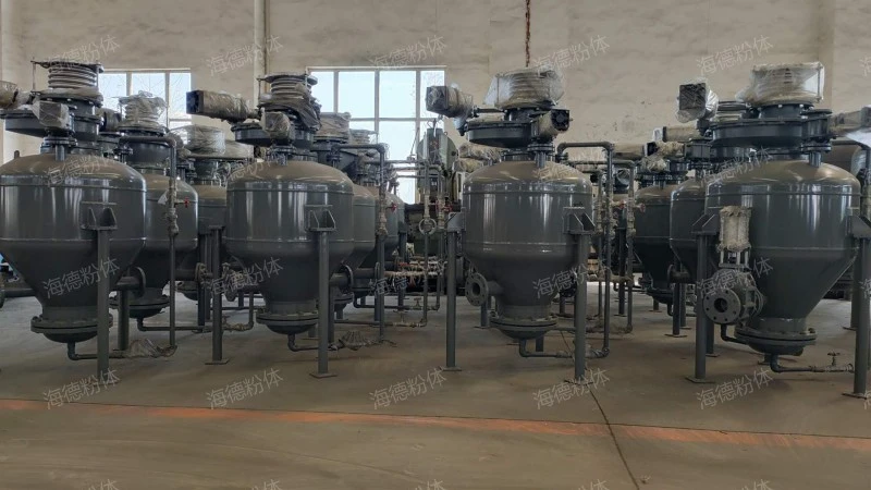 Upward powder conveying pump