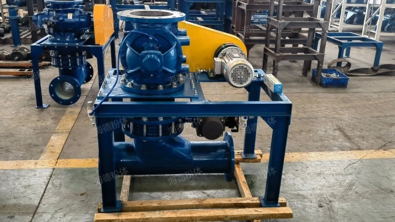 Lock gas feeder