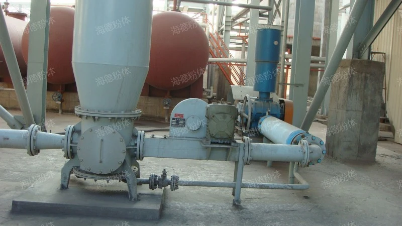 Seal pump for pneumatic conveying of granular material