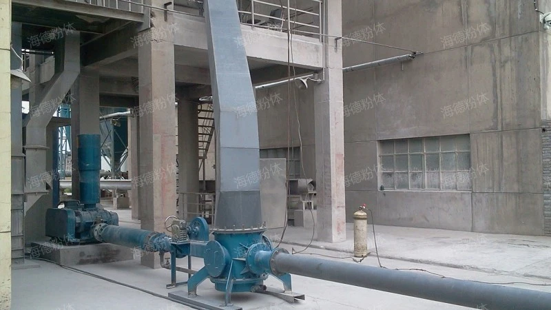 Pneumatic conveying material sealing pump