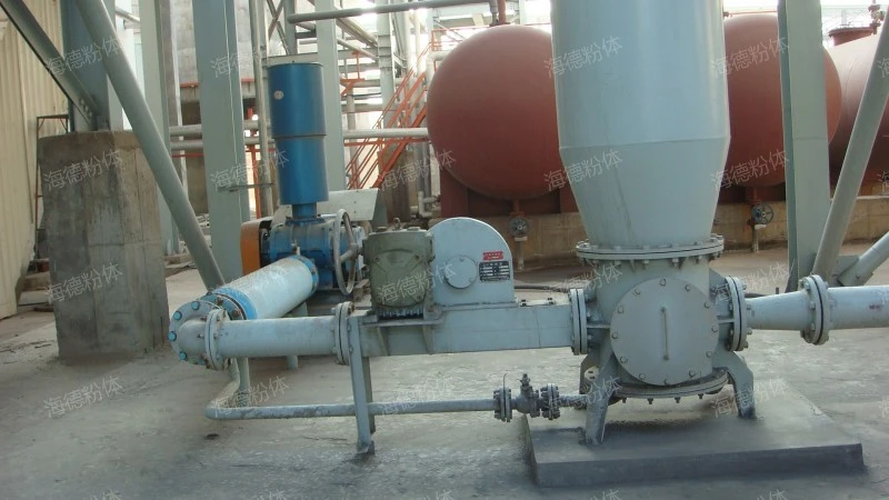 Seal pump for pneumatic conveying of granular material