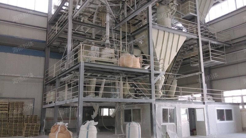 Automatic feeding and conveying of ton bags